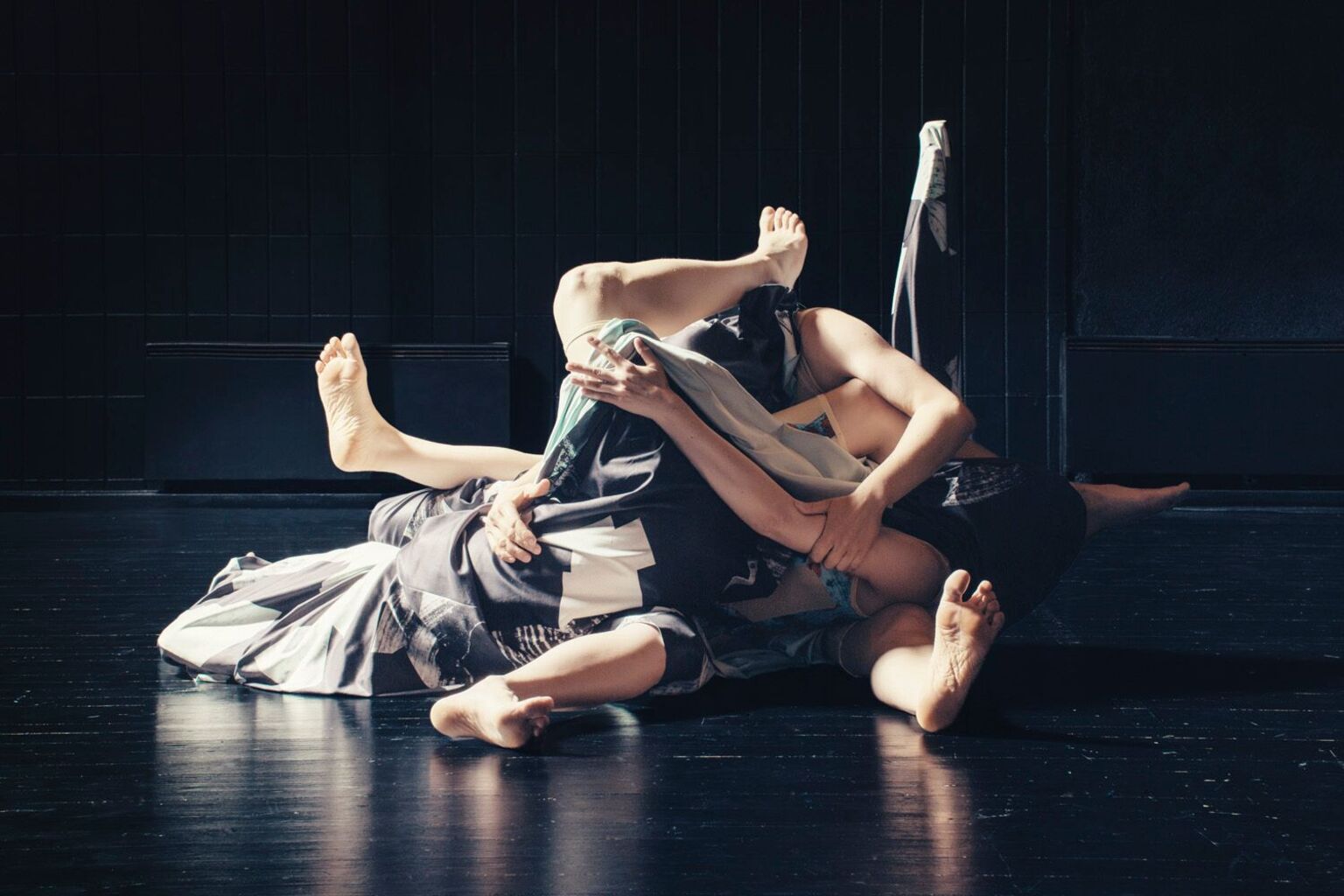 Bilde: Frå State (2016), danseperformance som er ein del av  stipendiatprosjektet Affective Choreographies til Ingrid Fiksdal. Meir info: www.ingridfiksdal.com
Foto: Anders Lindén