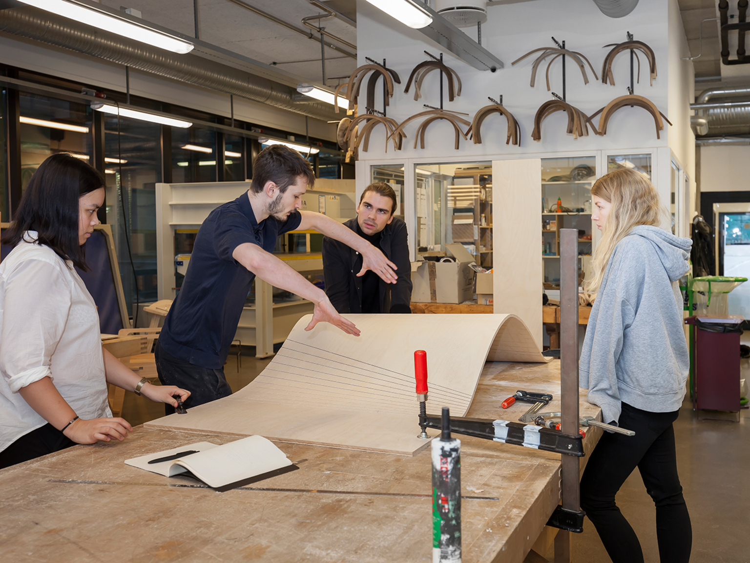Studenter i arbeid på modell- og prototypeverkstedet på Kunsthøgskolen. Foto: Øystein Thorvaldsen.