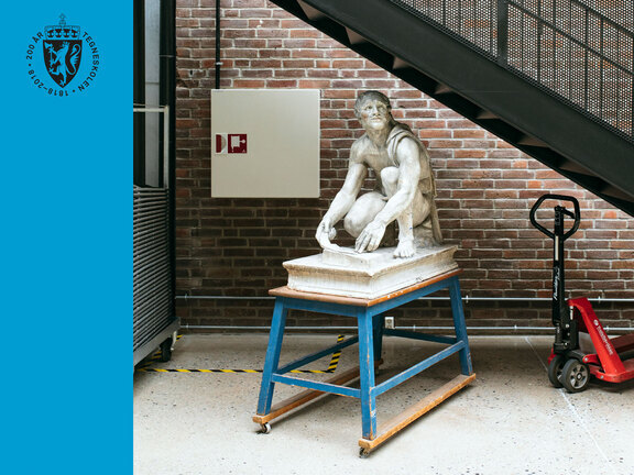 Den foreløbige tegneskole
Kunst- og håndverksskolen i Oslo 200 år
Bok utgitt i anledning 200-hundreårsjubileet til Kunst- og håndverksskolen i Oslo, 2018.