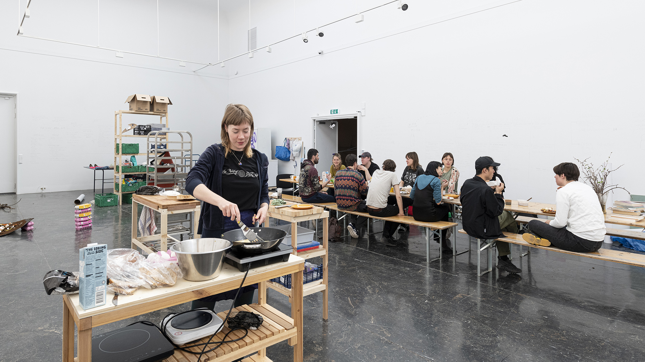 The Great Indoors, Avgangustillingen for master i billedkunst tok form som kunstnerresidens i Kunstnernes hus. Studentene utviklet sammen daglige aktiviteter med tema fra internasjonal merkedager som korresponderte med oppholdets datoer. Foto: István Virág/KUNSTDOK