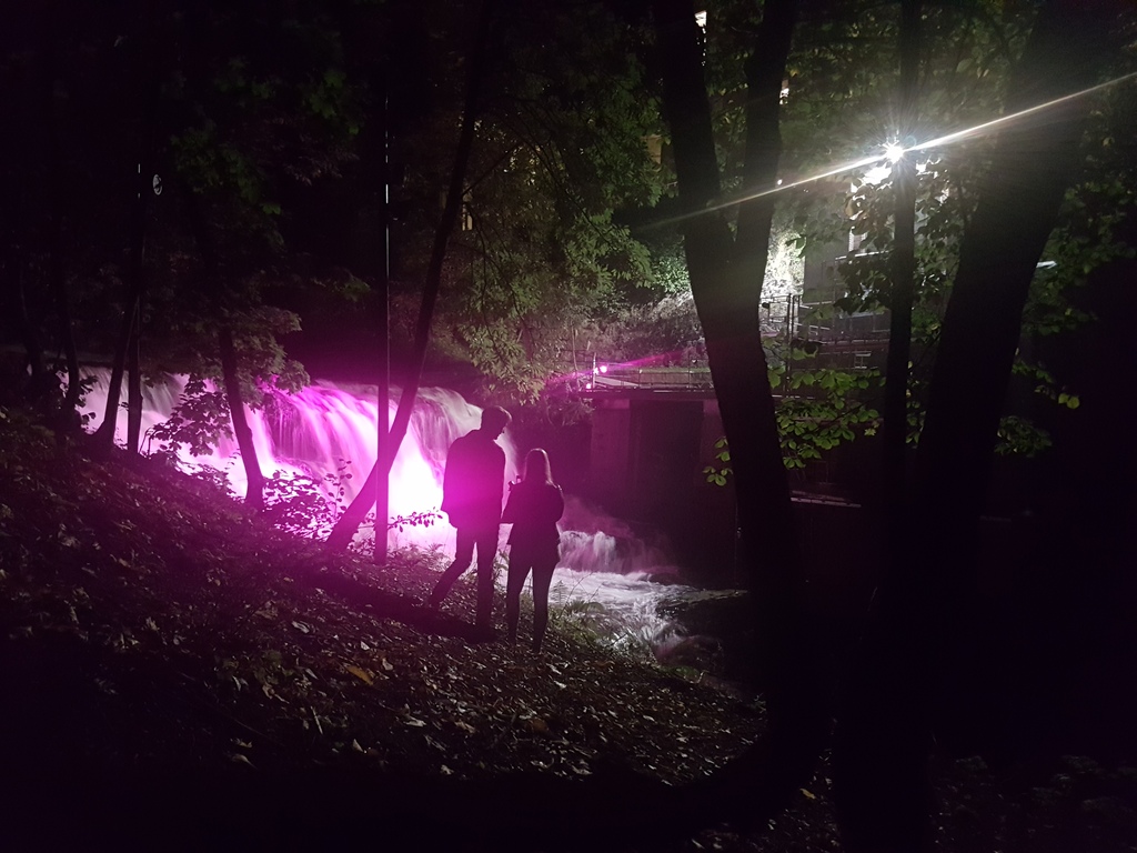 Kunsthøgskolen farget fossen rosa under Elvelangs Kunsthøgskolen farget fossen rosa under Elvelangs